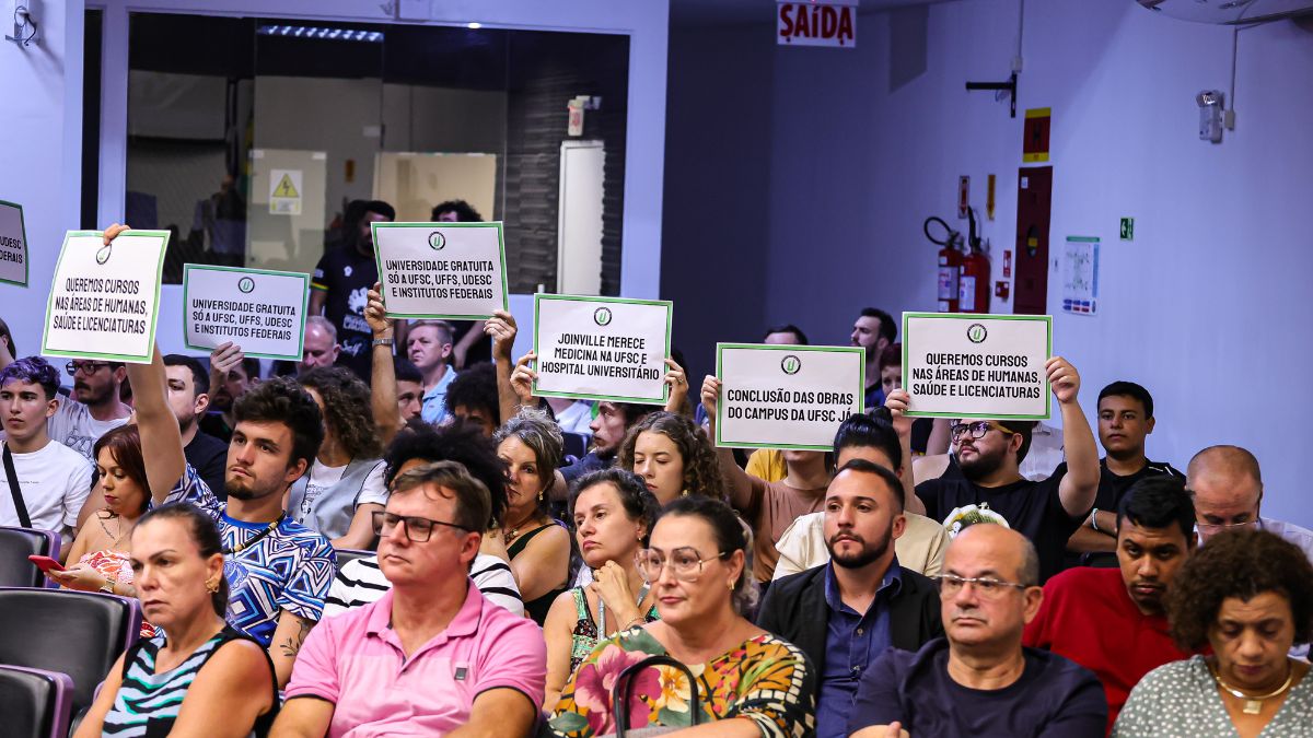 Curso de medicina gratuito em Joinville é tema de debate na Câmara de Joinville