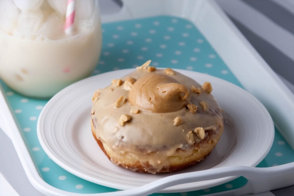 Donut de banana com pasta de amendoim (Imagem: msaandy033 | Shutterstock)