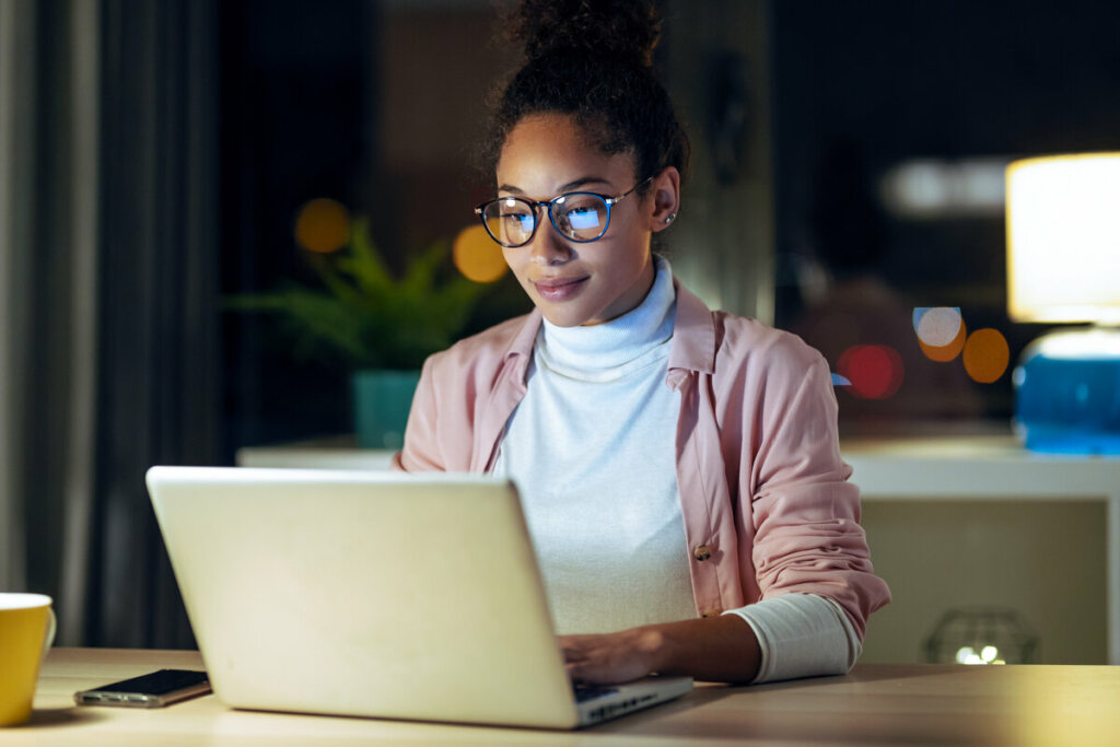 Redução de funcionários no escritório diminui as despesas das empresas (Imagem: Josep Suria | Shutterstock)