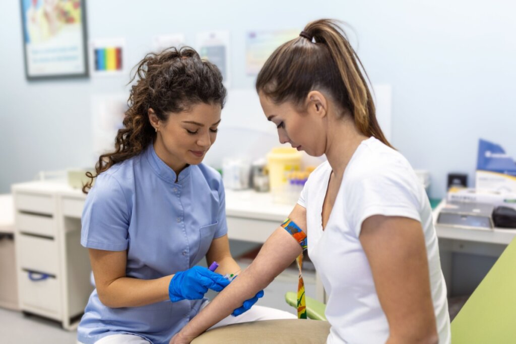 Hemograma feito em farmácia também costuma ser aceito por médicos (Imagem: Wendy de Oliveira | Shutterstock)