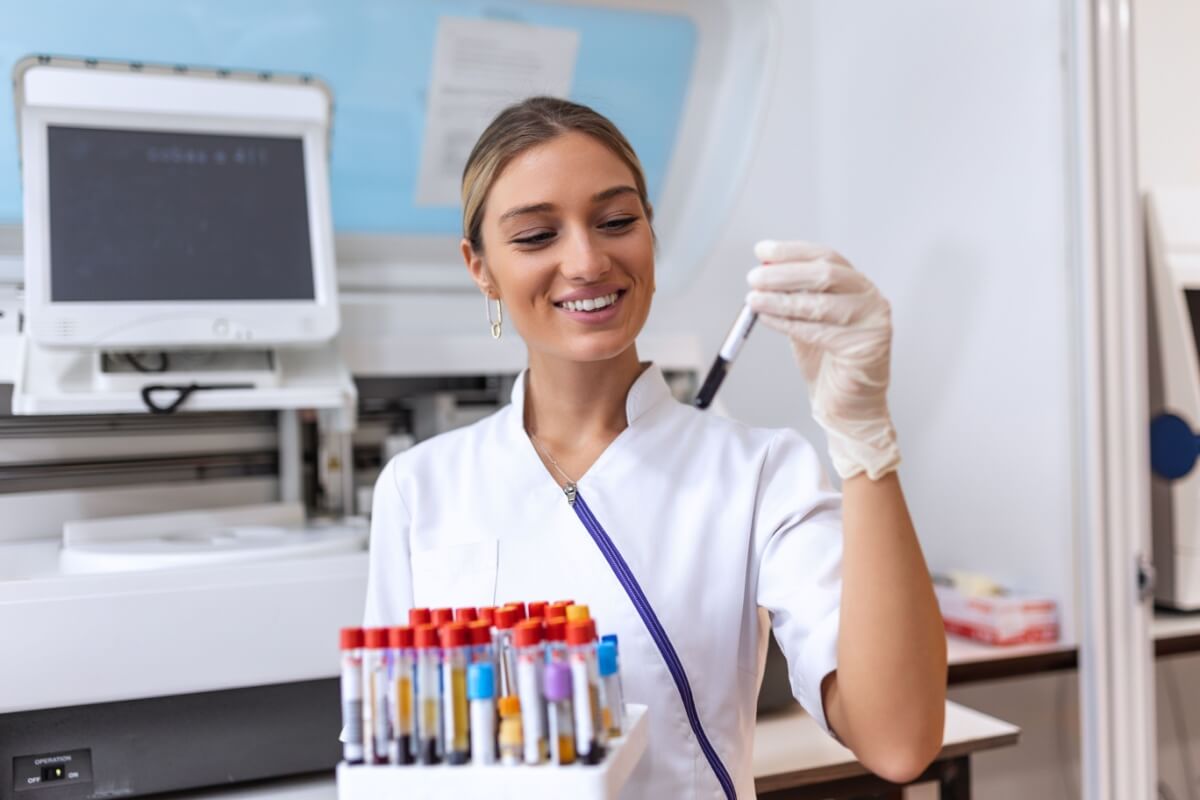 O hemograma é um exame que fornece dados detalhados sobre os componentes sanguíneos (Imagem: Photoroyalty | Shutterstock)