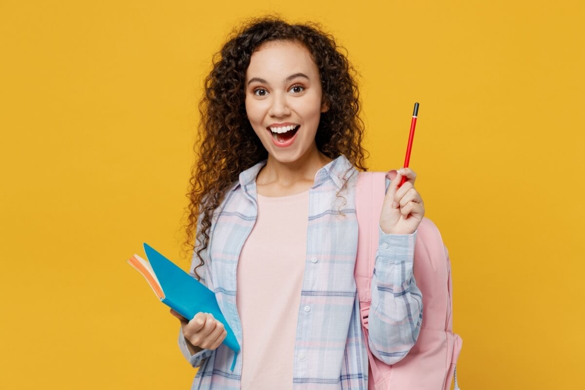 Incluir assuntos factuais na redação pode ser a chave para garantir uma boa nota (Imagem: ViDI Studio | Shutterstock)