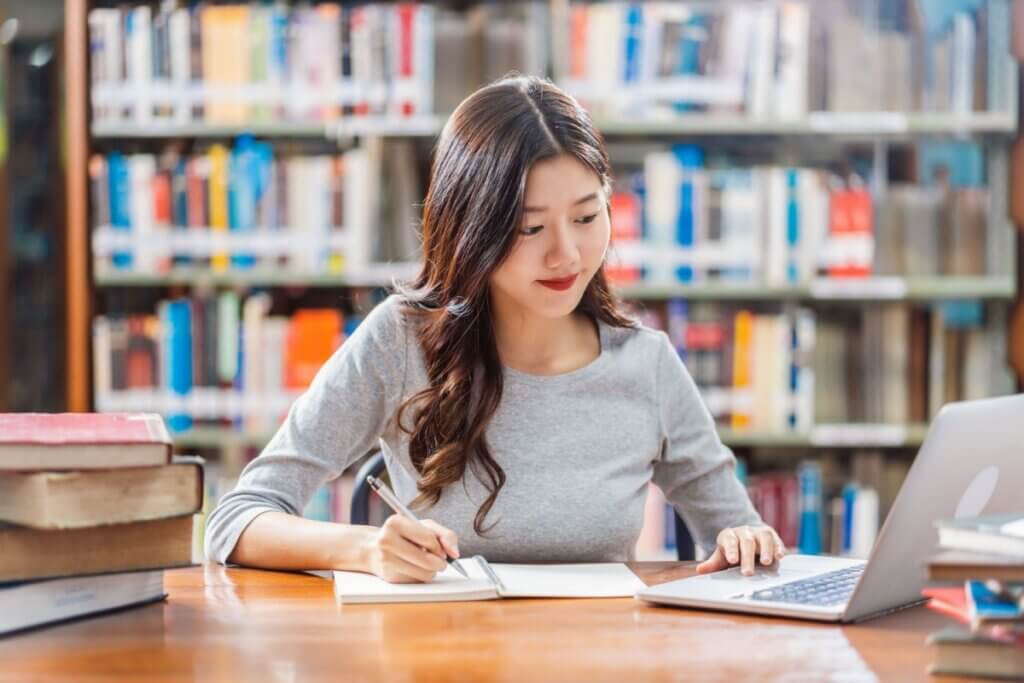 Busque informações e notícias em fontes confiáveis para enriquecer sua redação (Imagem: TZIDO SUN | Shutterstock)