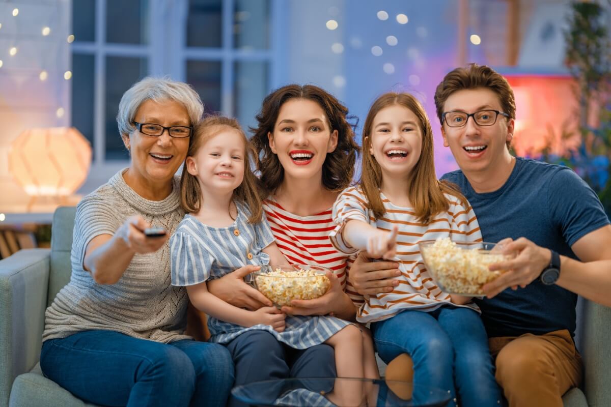 Assistir a produções com a temática maternidade é uma ótima maneira de aproximar os laços em família (Imagem: Yuganov Konstantin | Shutterstock)
