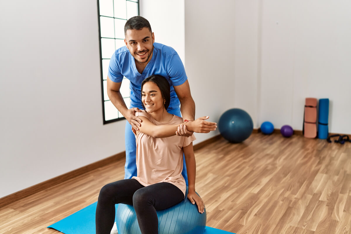 Praticar exercícios físicos é importante para a saúde da coluna (Imagem: Krakenimages.com | Shutterstock)