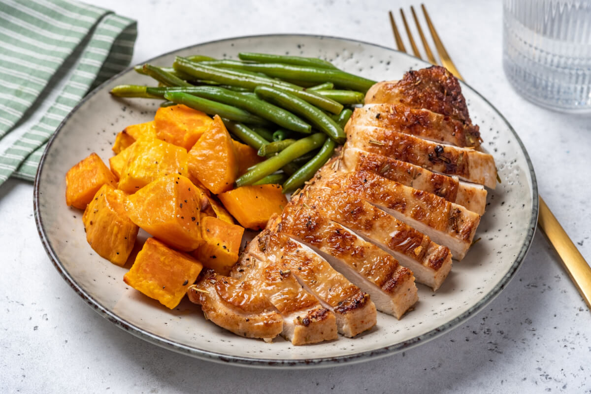 Frango assado com batata-doce laranja (Imagem: Elena Shashkina | Shutterstock)