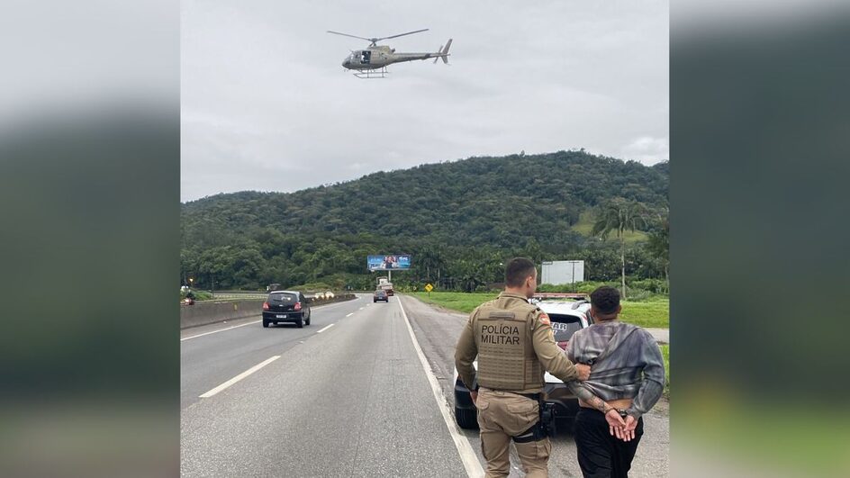 VÍDEO: Helicóptero da PM localiza carro com mais de 100 quilos de maconha em Joinville