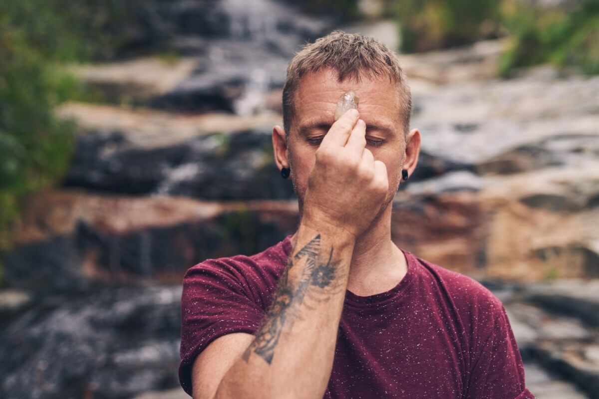 A radiestesia pode ajudar a melhorar o foco e a concentração no dia a dia (Imagem: mavo | Shutterstock)