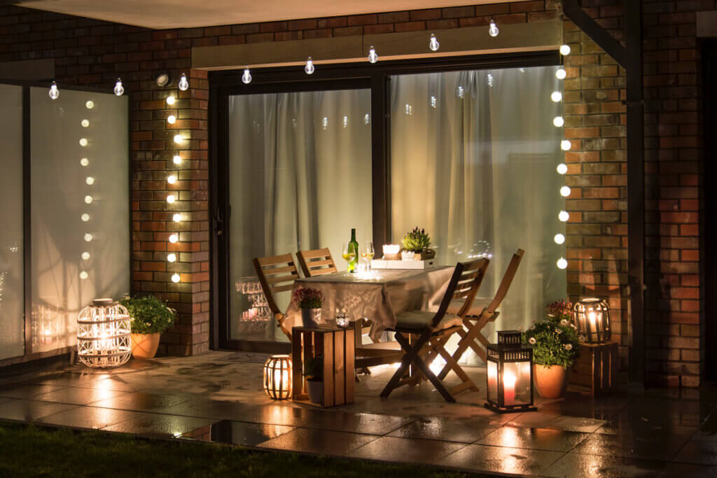 Áreas externas devem ter mais de um tipo de iluminação para atender a demanda dos moradores (Imagem: jackmazur | Shutterstock)