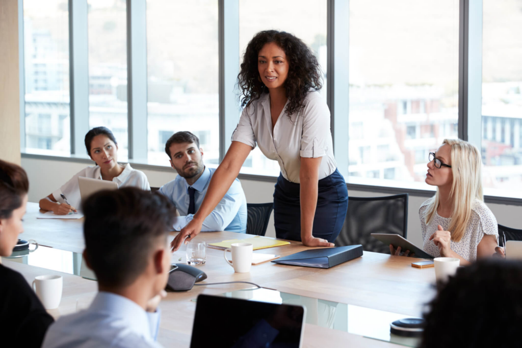 Liderar demanda inspirar, motivar e guiar equipes para alcançar resultados excepcionais (Imagem: Monkey Business Images | Shutterstock)