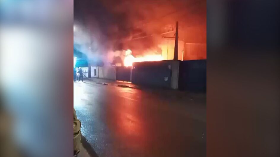 Fogo atingiu oficina mecânica em Joinville (Foto: Reprodução)