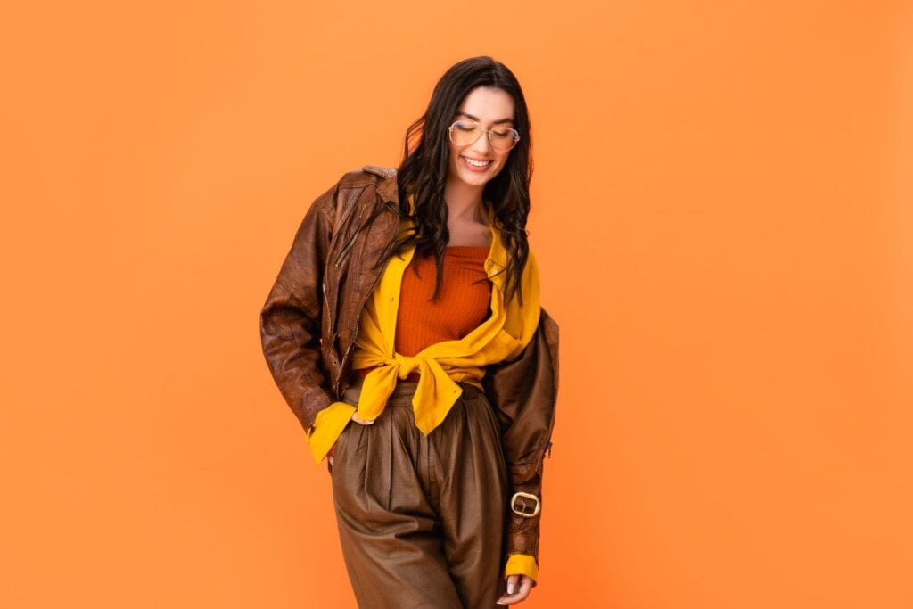 Aposte em peças de couro na cor marrom para os dias de inverno (Imagem: LightField Studios | Shutterstock)