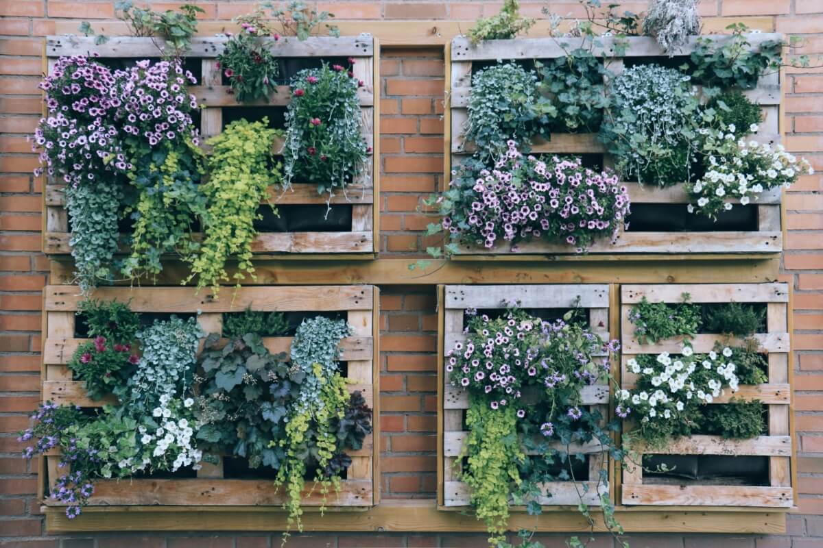 O jardim vertical traz mais vida para a decoração (Imagem: lulu and isabelle | Shutterstock)