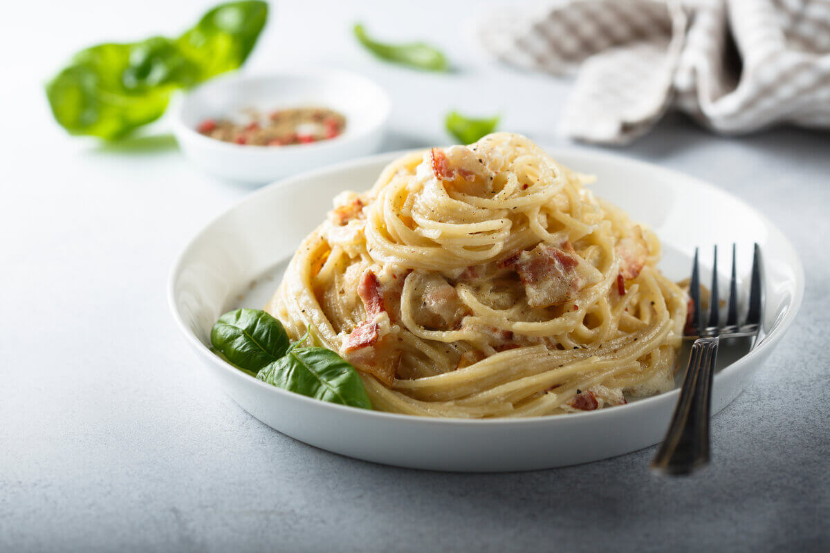 Macarrão à carbonara (Imagem: MariaKovaleva | Shutterstock)