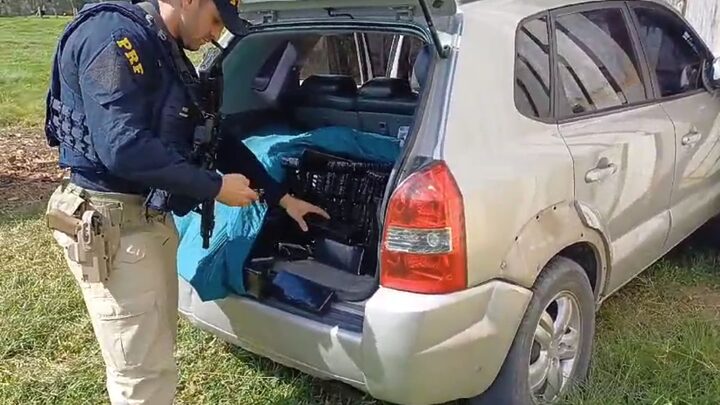 Polícia encontra mais de 250 quilos de maconha vindos do PR e prende condutor de carro em SC