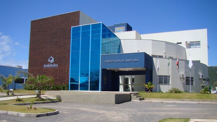 Operação contra máquinas fantasmas em Imbituba afasta 10 servidores