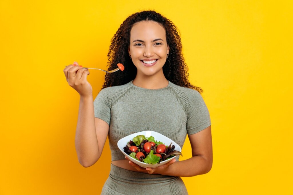 No almoço e no jantar, as saladas são uma ótima opção (Imagem: Kateryna Onyshchuk | Shutterstock)