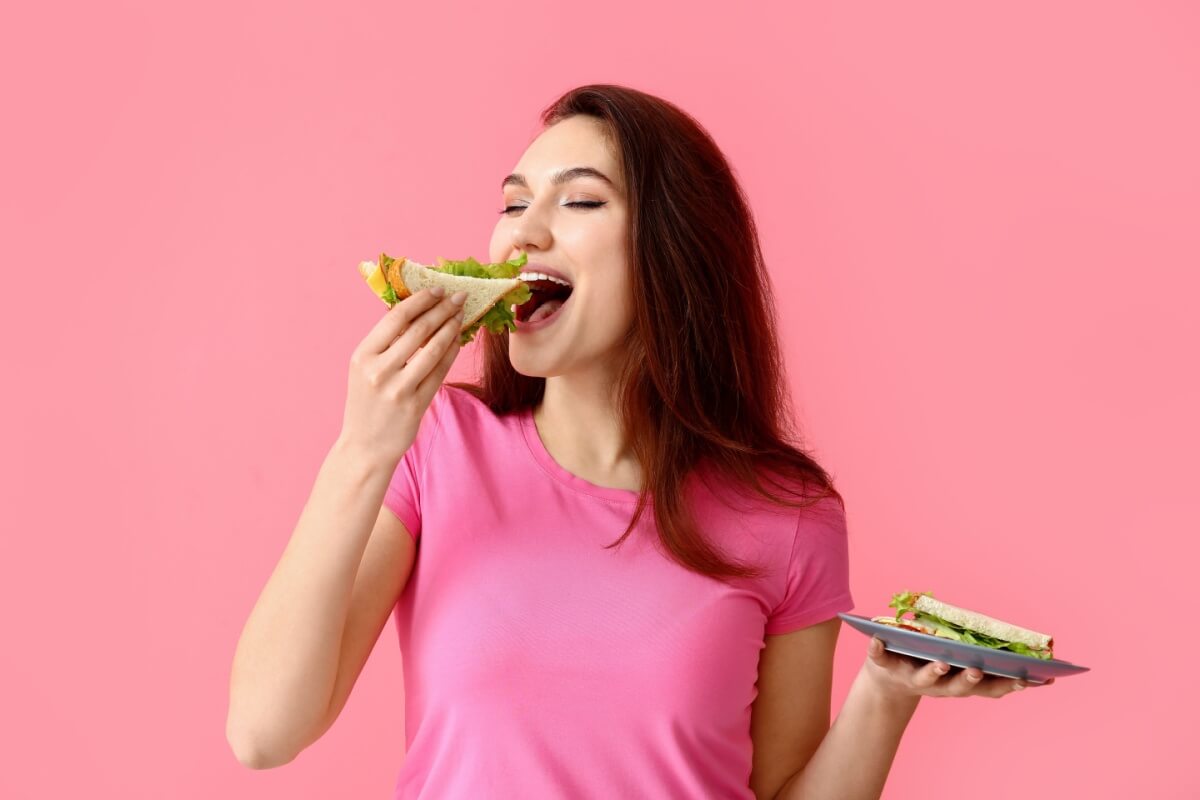 O cuidado com a alimentação é importante para ajudar no emagrecimento (Imagem: Pixel-Shot | Shutterstock)