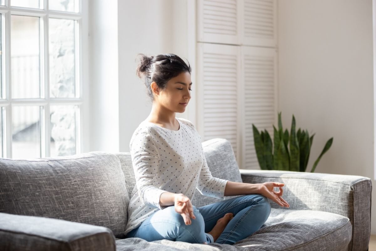 A medita&ccedil;&atilde;o ajuda a tornar a pr&aacute;tica f&iacute;sica mais eficiente (Imagem: 220 Selfmade studio | ShutterStock)