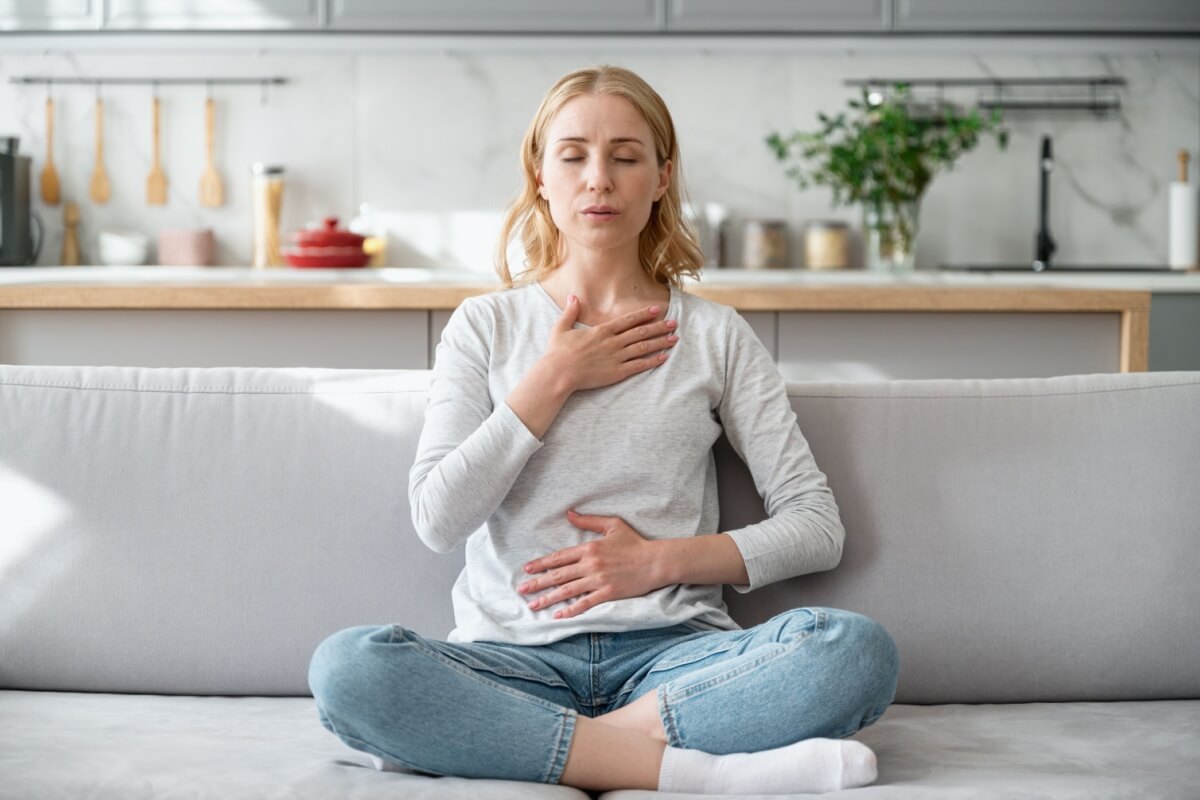 A crise de ansiedade pode vir acompanhada de diversos sintomas físicos (Imagem: brizmaker | Shutterstock)
