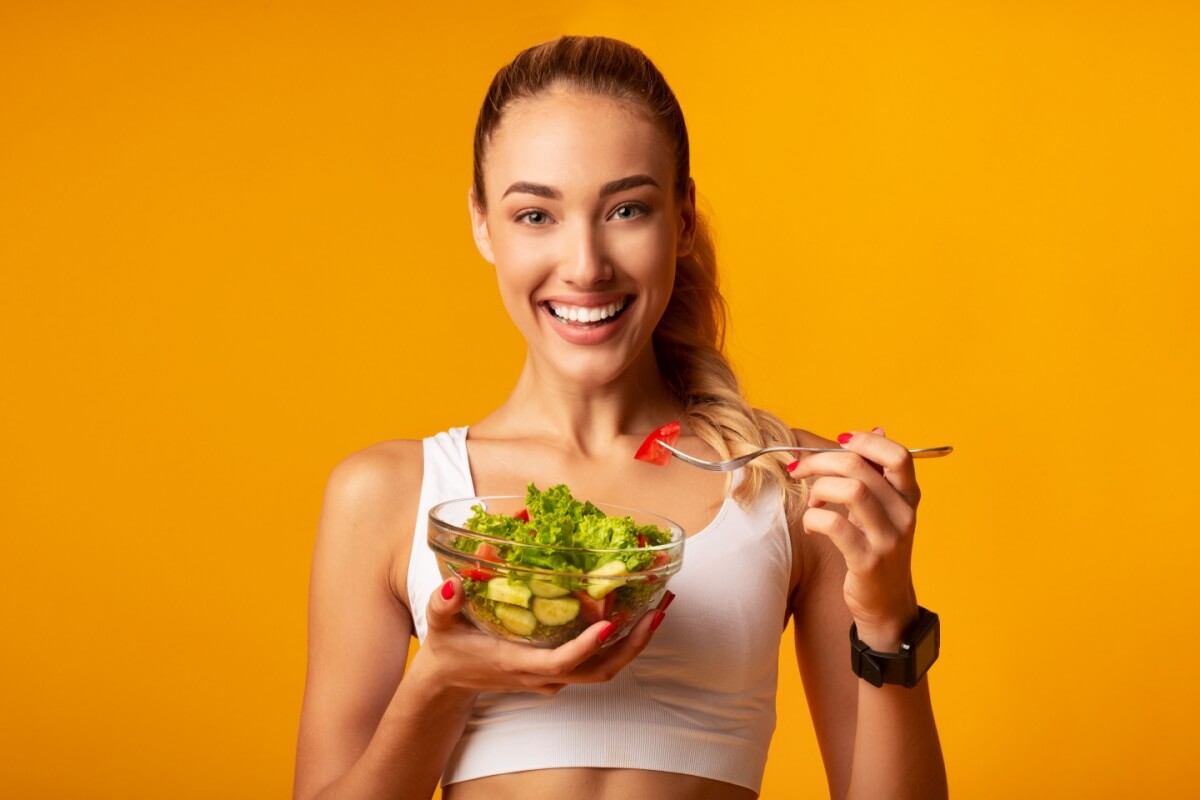 A ordem de ingestão dos alimentos pode impactar a forma como o corpo absorve os nutrientes (Imagem: Prostock-studio | Shutterstock)