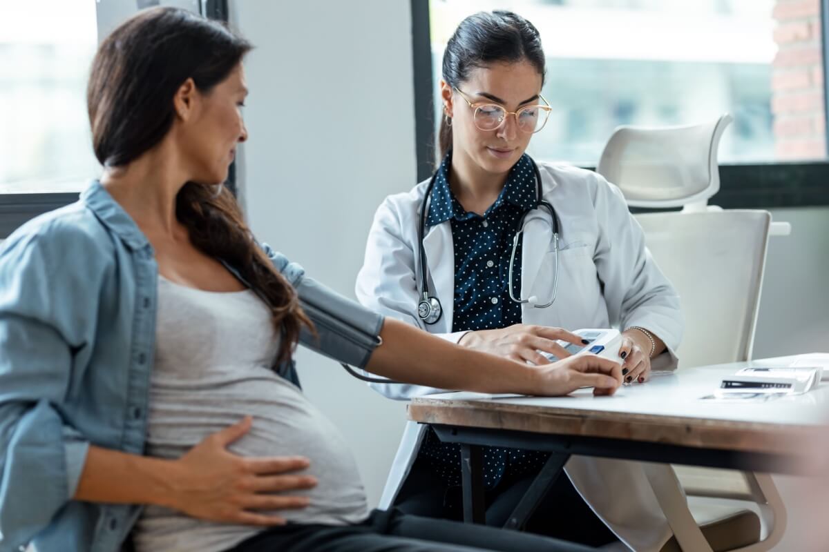 A melhoria no acesso aos serviços de saúde pode ajudar a evitar a mortalidade materna (Imagem: Josep Suria | Shutterstock)