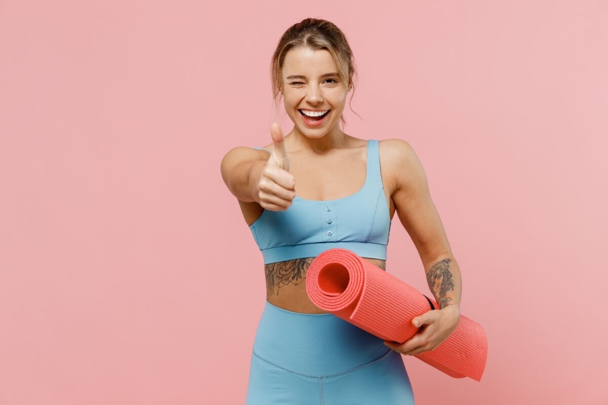 Esportes que incluem alongamentos ou movimentos dinâmicos, como ginástica, pilates e yoga, ajudam na flexibilidade (Imagem: ViDI Studio | Shutterstock)