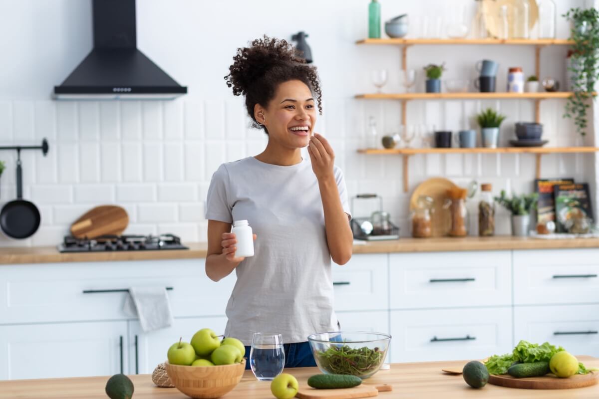 Suplementos alimentares são aliados na reposição de nutrientes (Imagem: KucherAV | Shutterstock)