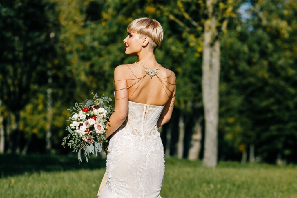 A noiva de cabelo curto deve abra&ccedil;ar sua individualidade (Imagem: Sevastsyanau Uladzimir | Shutterstock)
