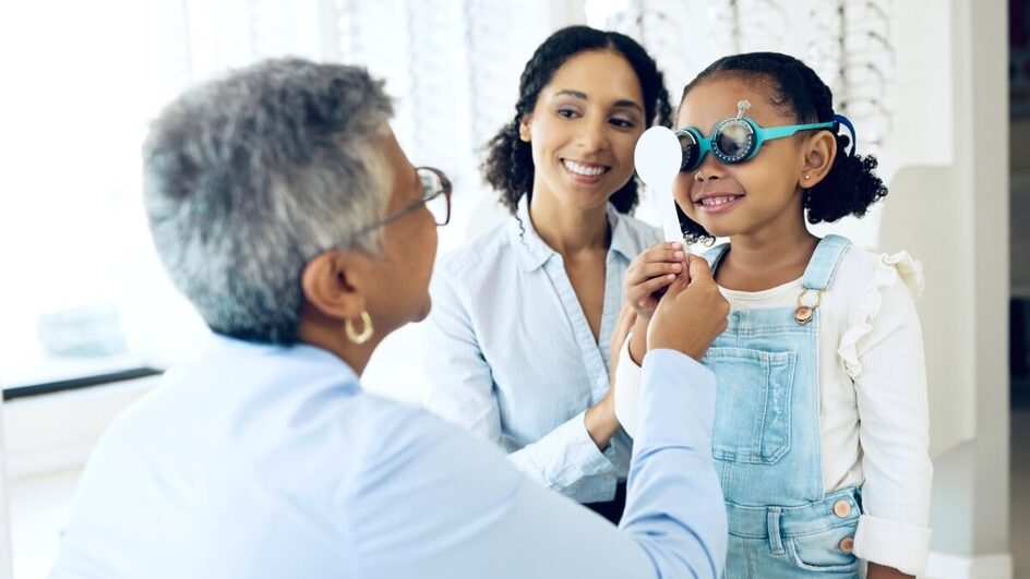 A frequência de consultas oftalmológicas depende da faixa etária (Imagem: PeopleImages.com - Yuri A | Shutterstock)