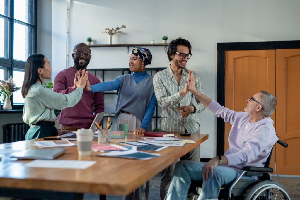 O ideal é organizar ações que envolvam a equipe para conscientização sobre os diferentes tipos de deficiência (Imagem: Pressmaster | Shutterstock)