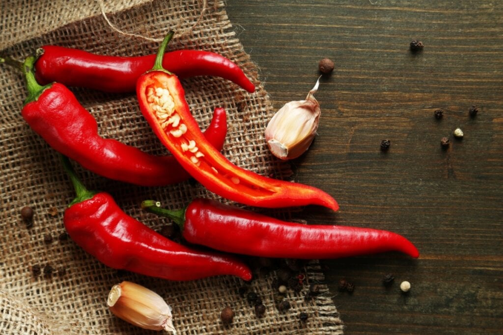 A pimenta ajuda a proteger o corpo de infecções (Imagem: Africa Studio | Shutterstock)