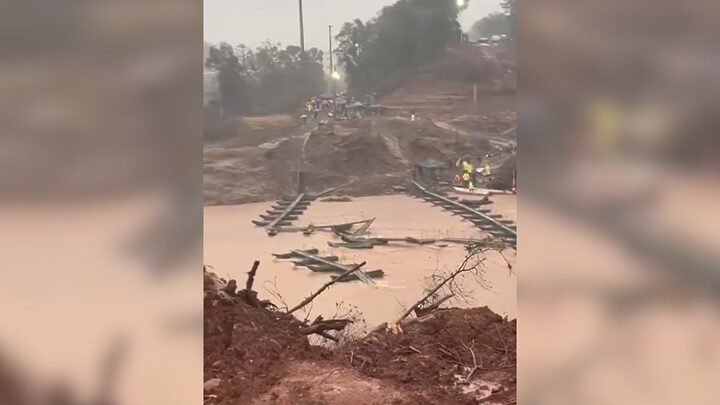 VÍDEO: Ponte flutuante construída por Batalhão de SC é destruída pela correnteza no RS
