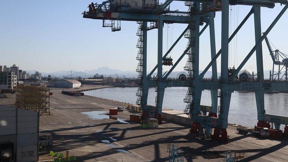 Pátio vazio no Porto de Itajaí