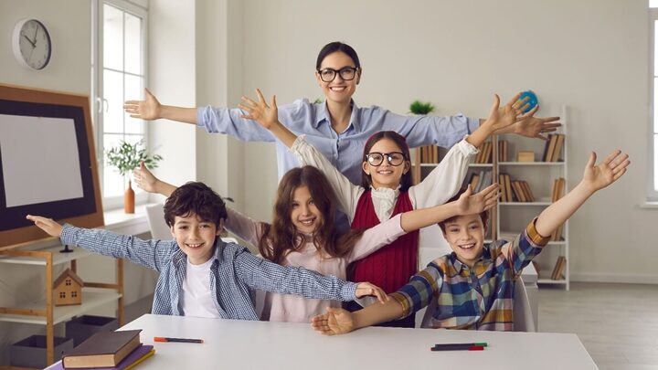 Profissionais da educação superam desafios diários para fomentar a formação de um mundo melhor (Imagem: Studio Romantic | Shutterstock)