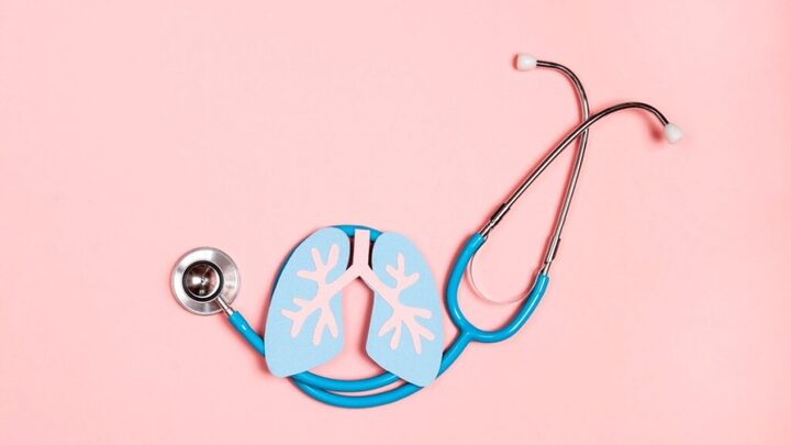 O tabagismo aumenta o risco de embolia pulmonar (Imagem: WindNight | Shutterstock)