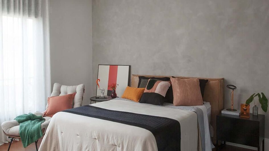 A preparação adequada da superfície antes da pintura transforma espaços em ambientes únicos e duráveis (Imagem: Julia Herman)