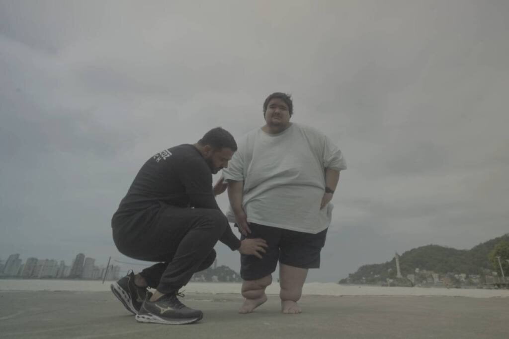 “Quilos Mortais Brasil” acompanha nove indivíduos na jornada contra a obesidade (Imagem: Reprodução digital | Max)