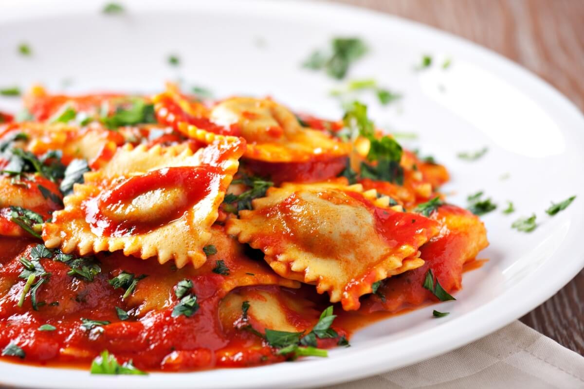 Ravióli recheado com berinjela (Imagem: foodstck | Shutterstock)