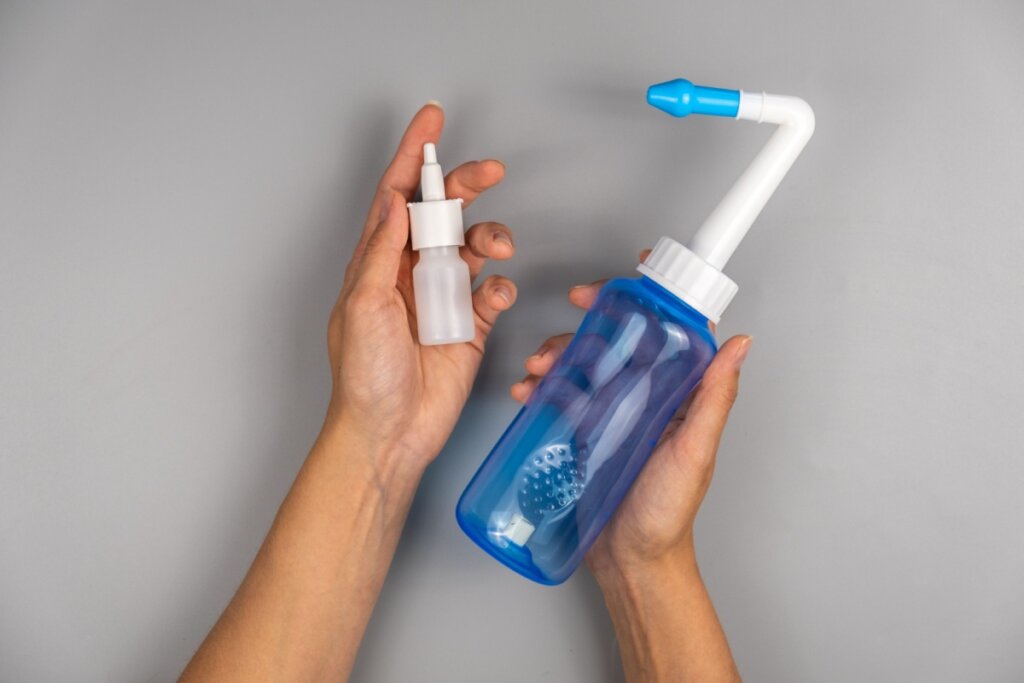 É indicado optar pela lavagem nasal com soro fisiológico ao invés do uso de descongestionante nasal (Imagem: bigwa11 | Shutterstock)