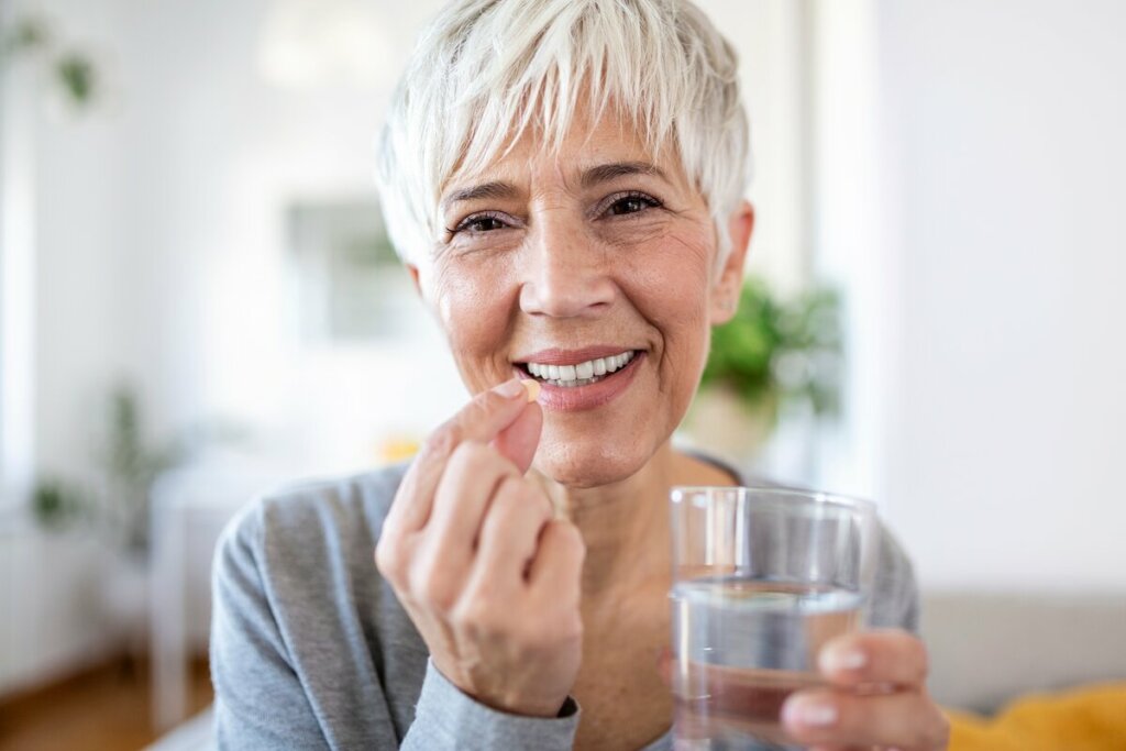 Terapia de reposição hormonal ajuda a reduzir os sintomas da menopausa (Imagem: Photoroyalty | Shutterstock)
