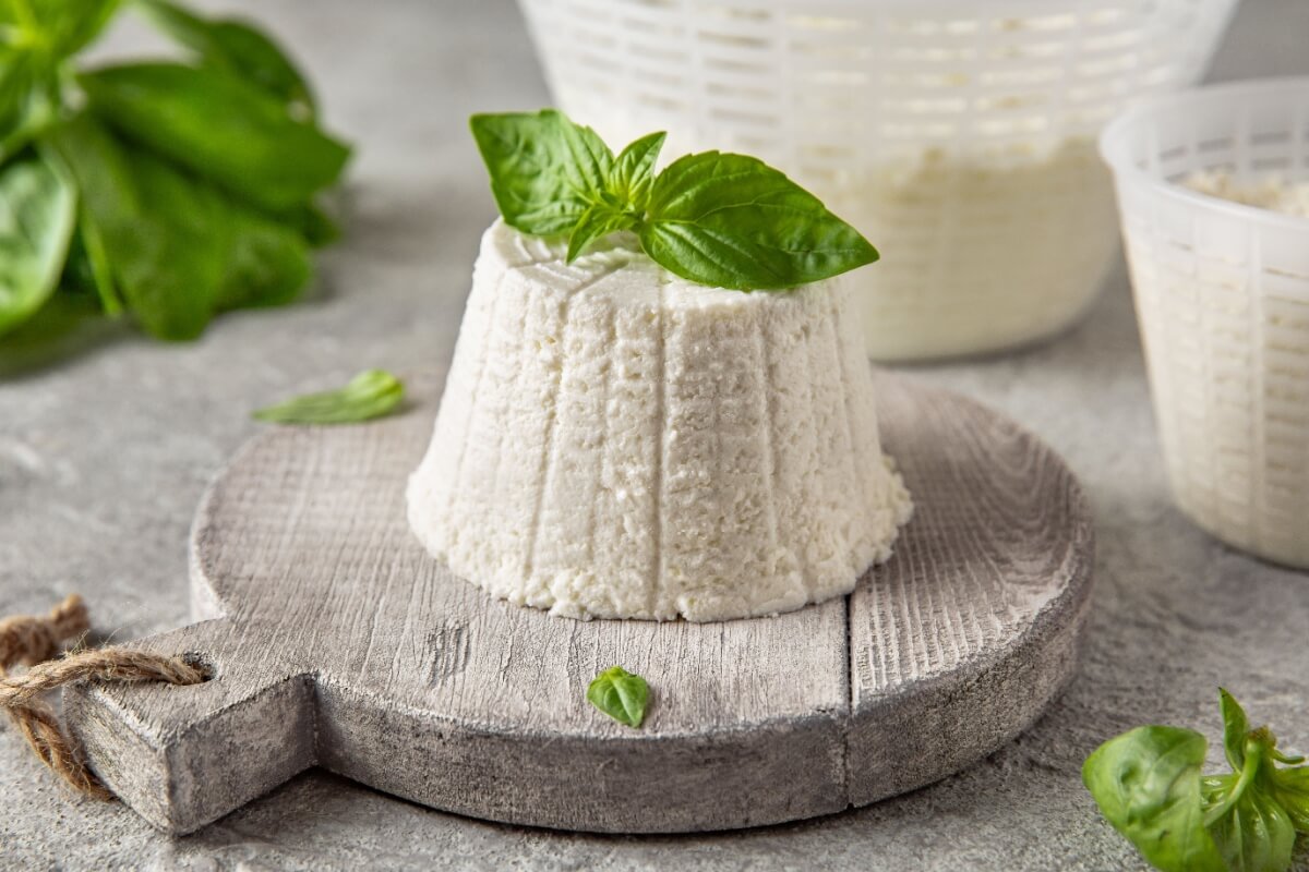 No vasto mundo dos queijos, há opções menos calóricas, como a ricota, para ajudar na dieta (Imagem: Katerininamd | Shutterstock)
