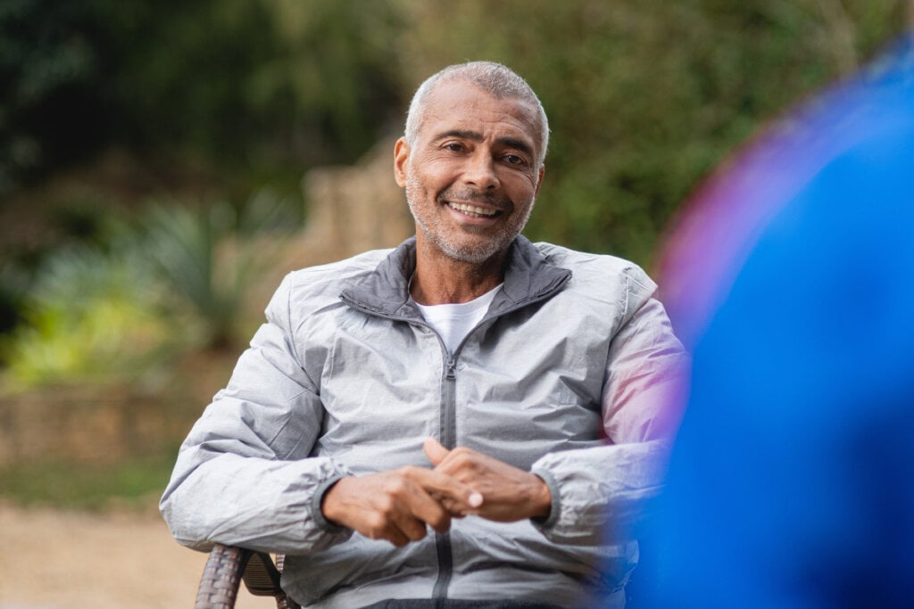 “Romário: O Cara” oferece um olhar íntimo sobre a vida e carreira do renomado jogador de futebol brasileiro (Imagem: Reprodução digital | Max)