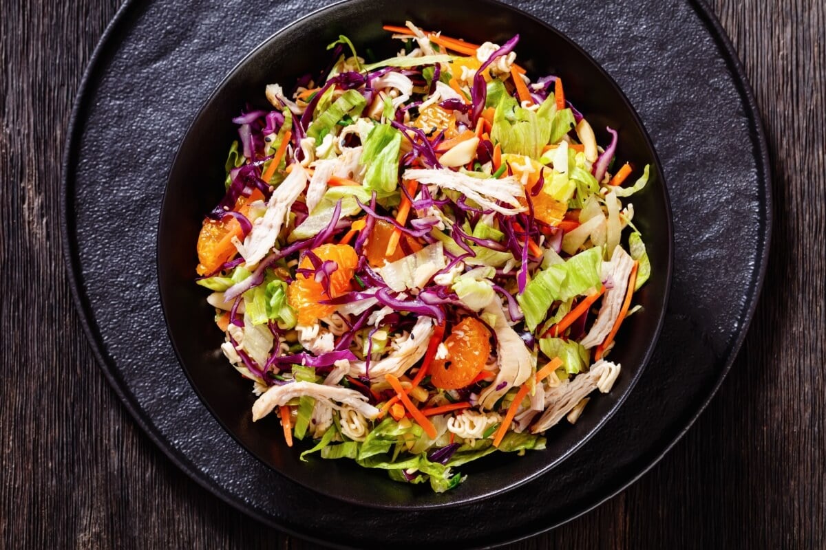 Salada colorida com frango (Imagem: from my point of view | Shutterstock)