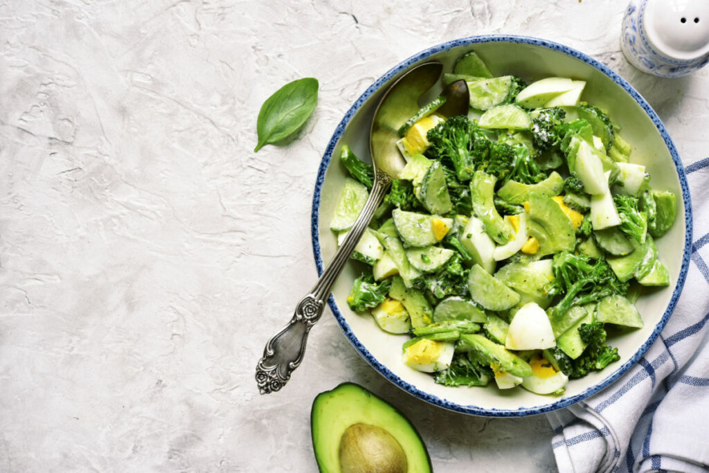 Salada verde com ovo (Imagem: Liliya Kandrashevich | Shutterstock)