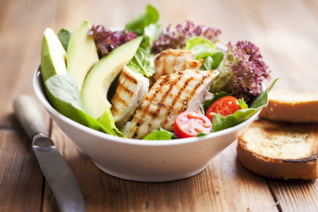 Salada com frango e abacate (Imagem: Liv friis-larsen | Shutterstock)