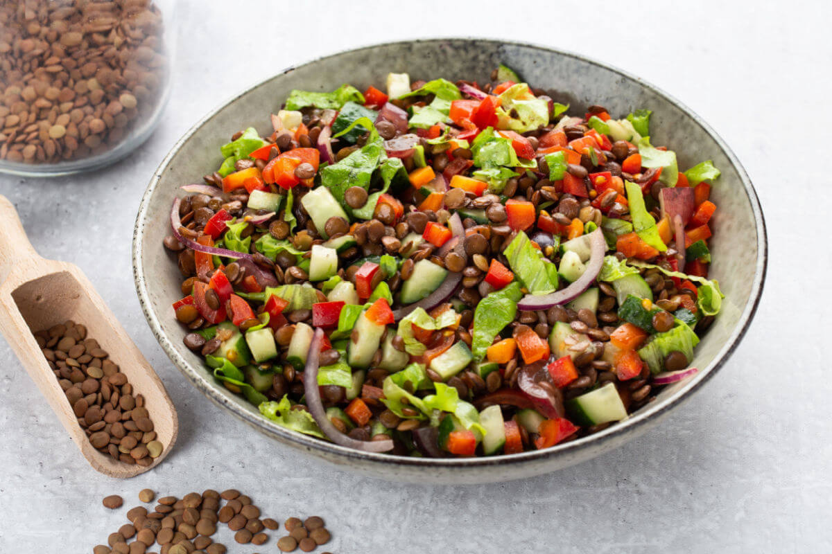Salada de lentilha (Imagem: Korovina Anastasia | Shutterstock)