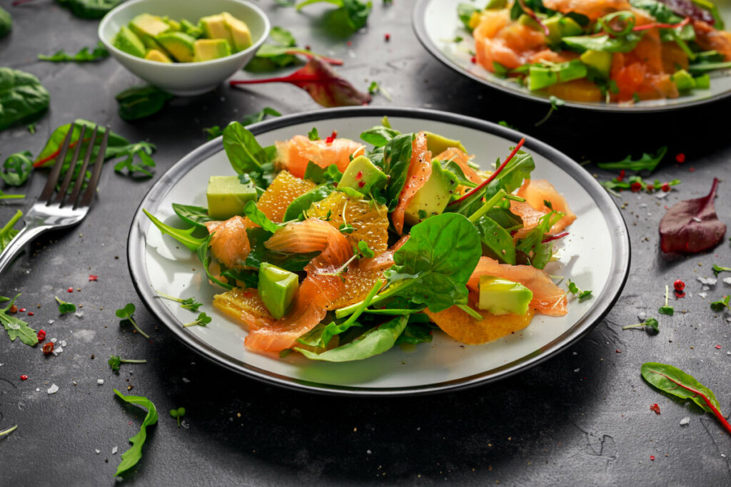 Salada de salm&atilde;o com abacate (Imagem: DronG |  Shutterstock)