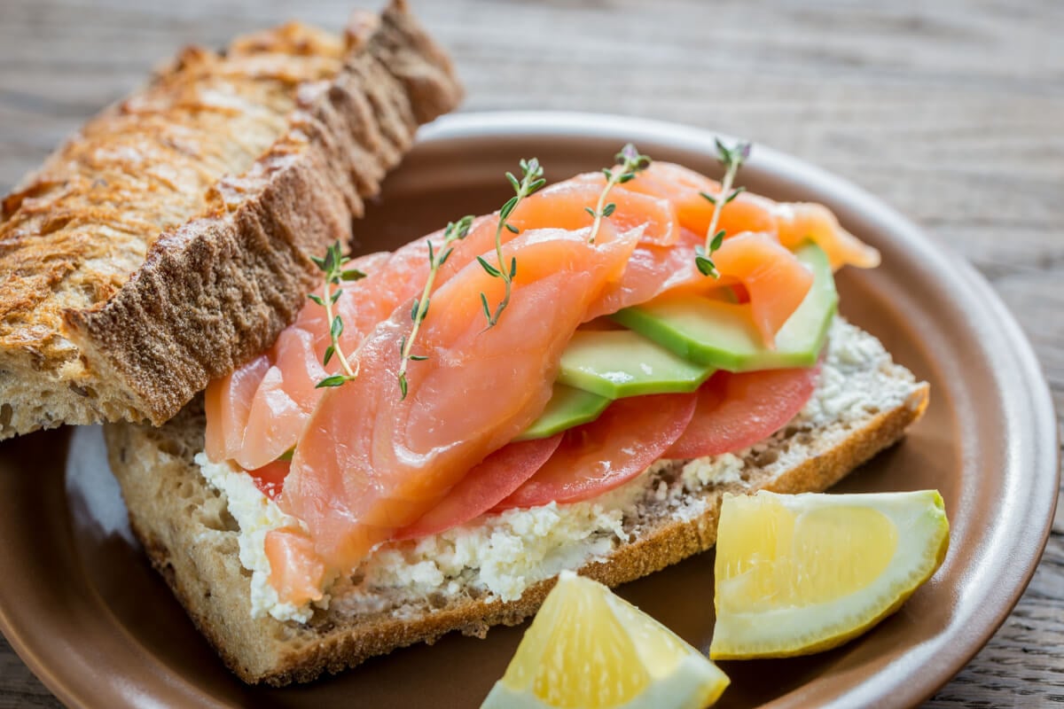 Sanduíche de salmão com queijo cottage (Imagem: Alexander Prokopenko | Shutterstock)
