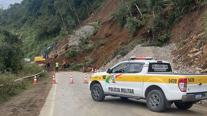 Queda de barreira interdita SC-110, na Serra catarinense, neste domingo